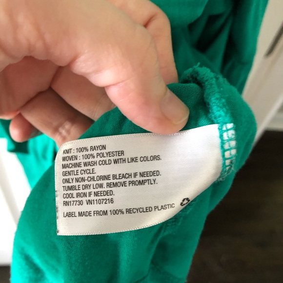 Cute sleeveless top w/floral overlay - Picture 4 of 4